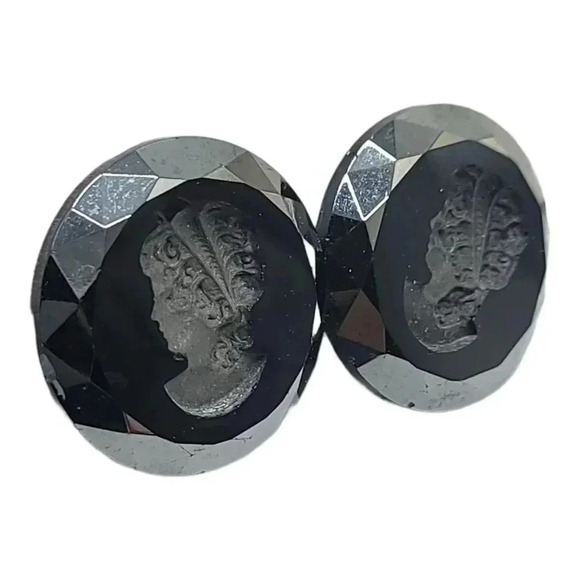 Intaglio Cameo Reverse Carved Black Glass Clip On Earrings Vintage 1.5" x 1.5" - Picture 2 of 5